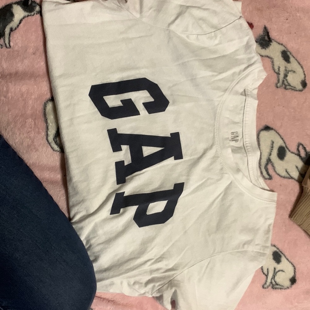White gap shirt